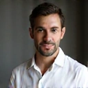 Retrato de Ricardo, nutricionista de ValenHerboEnergoCart, con expresión pensativa.