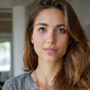 Retrato de Elena, especialista en sostenibilidad de ValenHerboEnergoCart, con una sonrisa cálida.
